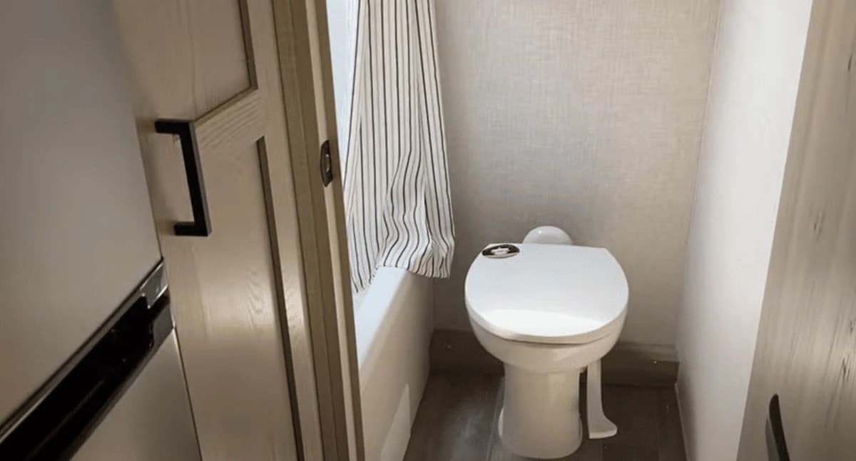 Geo Pro G20BHS bathroom with tub and shower