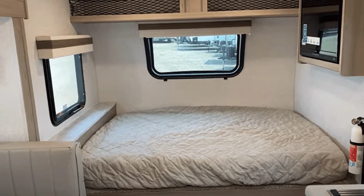 Geo Pro G20BHS front queen bed