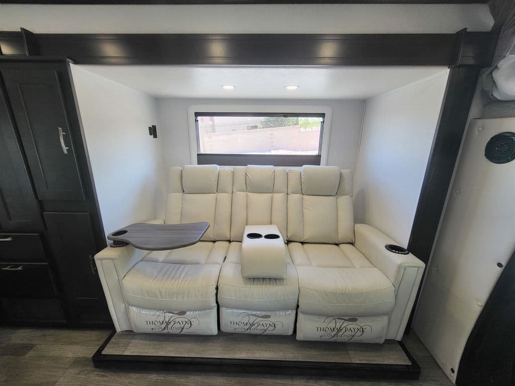 Isata 3 24FW three-seat power theater seating with table