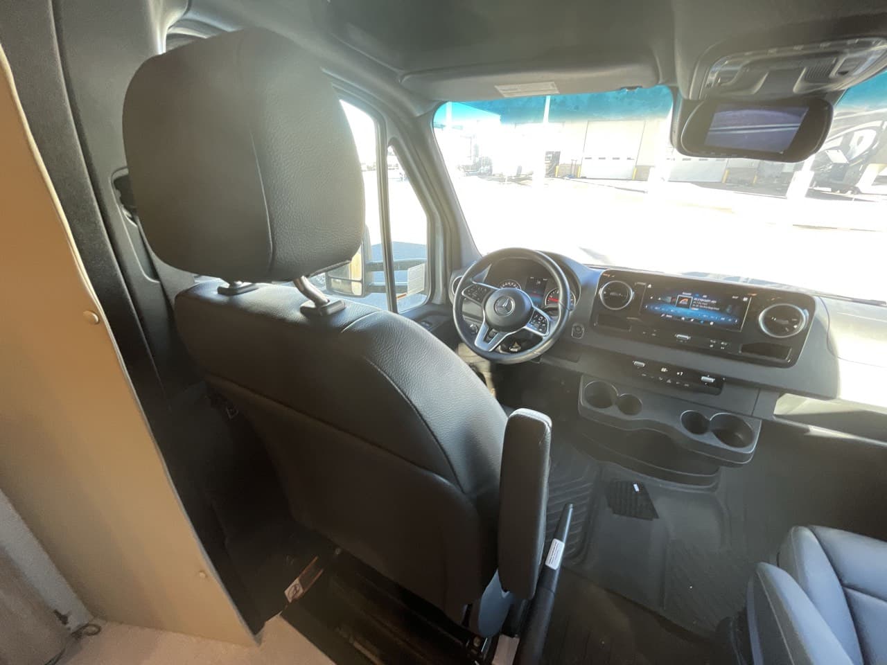Entegra Coach QWEST 24 Mercedes-Benz Sprinter cab with swivelling leather captain's chairs